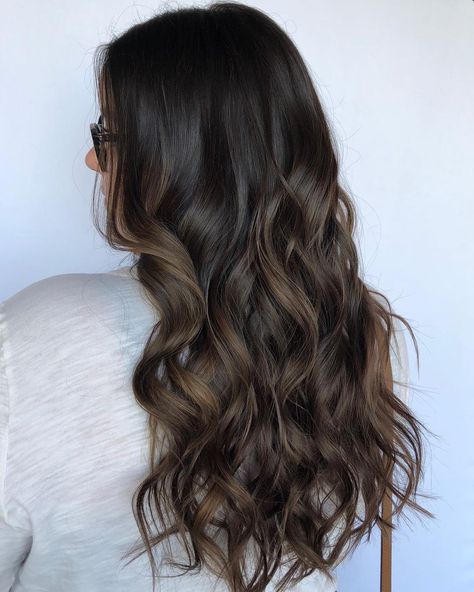 Mayra Ayala on Instagram: “Dark chestnut balayage for a natural look 😍” Natural Brown Balayage, Chestnut Balayage, Hair Colouring, Haircut Inspo, Brown Hair Looks, Brown Hair Inspo, Brown Hair Balayage, Brown Balayage, Hair Inspiration Color