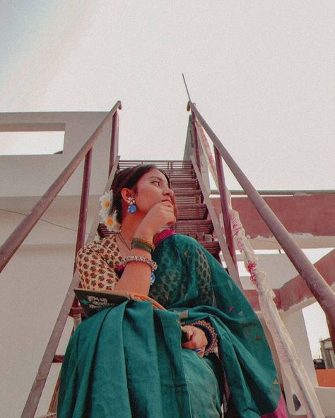 Saree Photoshoot On Stairs, Saree Poses On Stairs, Poses With Diya In Diwali, Poses With Diya, Saree Photoshoot Ideas Creative, Photo Pose In Saree, Sari Poses, Pose In Saree, Stairs Photography