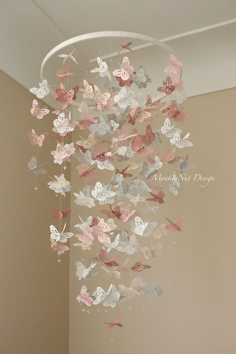 Butterfly Nursery Baby Girl, Butterfly Nursery Themes, Rose Gold Nursery, Nursery Mobile Girl, Girly Nursery, Themed Bedrooms, Girl Nursery Pink, Mobile Girl