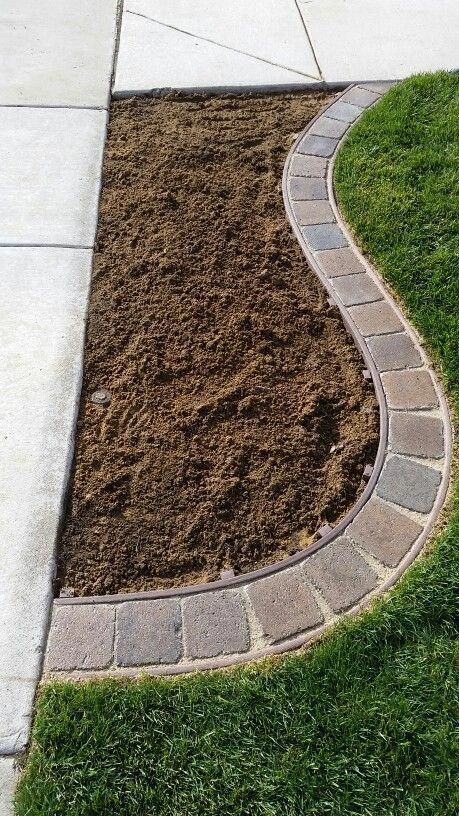 Garden edging ideas add an important landscape touch. Find practical, affordable… Brick Walkway, Front Landscaping, Landscape Edging, Lawn Edging, Lawn And Landscape, Have Inspiration, Garden Yard Ideas, Home Landscaping, Front Yard Garden