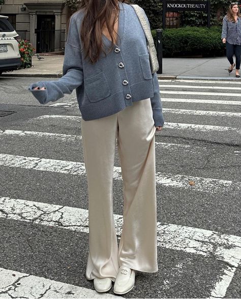 Aimple casual nyc fall looks, silk pants, chanel loafers Silk Pants Outfit Fall, Silk Pant Outfit, Silk Pants Outfit Casual, Silk Trousers Outfit, Silk Pants Outfit, Satin Pants Outfit, Wardrobe Revamp, Chanel Loafers, Minimalist Outfits