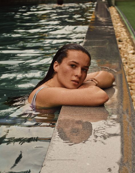 Swimming Pool Photoshoot Ideas Women, Swiming Photoshoot Ideas, Waterpark Photoshoot Ideas, Poses In Water, Swimming Photoshoot, Thailand Photoshoot, Swimming Pool Photoshoot, Pool Shooting, Swimming Pool Photography