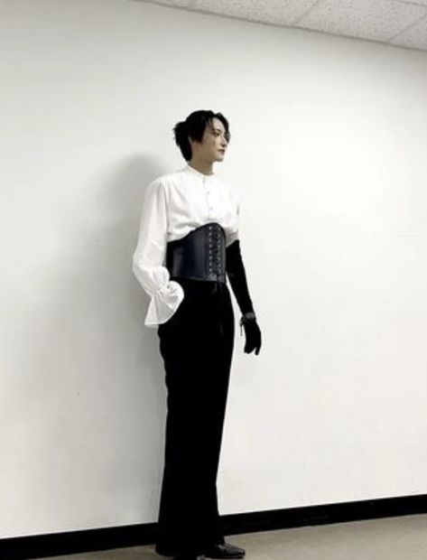 Park Seonghwa Corset, Ateez Seonghwa Corset, Seonghwa Deja Vu Outfit, Man Corset Outfit, Feminine Male Prom Outfits, Ateez Seonghwa Outfit, Men In Corset Fashion, Ateez Costume, Men Corset Outfit