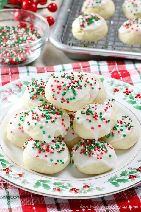 Italian Anise Cookies!! These cookies NEED to be on your holiday cookie tray! Not a fan of anise? Use your favorite extract for a new flavor! Italian Anisette Cookies, Anisette Cookies, Italian Anise Cookies, Anise Cookies, Quick Cookies Recipes, Italian Christmas Cookies, Best Christmas Cookie Recipe, Italian Cookie Recipes, Delicious Christmas Cookies