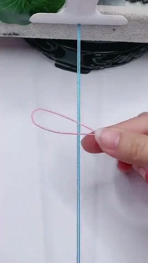 قلادات متدلية, Diy Bracelets With String, Diy Friendship Bracelets Tutorial, Braided Bracelet Diy, Friendship Bracelet Patterns Easy, Homemade Bracelets, Diy Bracelets Tutorials, Seni Dan Kraf, Friendship Bracelets Tutorial