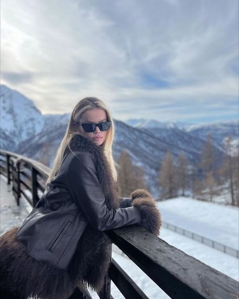 Chalet Girl, Aspen Ski, Frida Aasen, Ski Aesthetic, Ski Lodge, Ski Season, French Alps, Winter Girls, Moon Boots