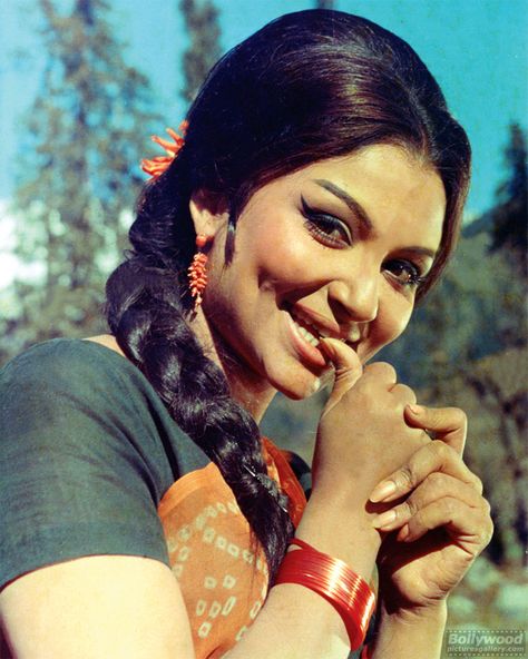 Sharmila Tagore - picture # 7 Bengali Beauty, Indian Retro, Bollywood Makeup, Sharmila Tagore, Bollywood Retro, Anil Kapoor, Retro Bollywood, National Film Awards, Bollywood Cinema