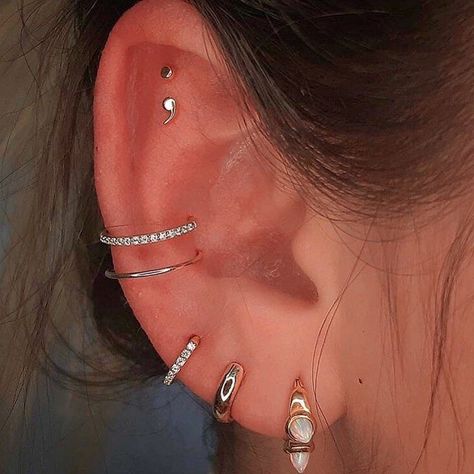 Double Conch, Ušný Piercing, Triple Lobe, Minimalist Ear Piercings, Ear Peircings, Cool Ear Piercings, Pretty Ear Piercings, Ruby Earrings Studs, Cool Piercings