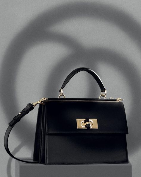 Clean lines, elegant and timeless, the quintessential Giorgio Armani style codes are distilled in the hero handbag from the Fall Winter… Giorgio Armani Bag, Armani Bag, Armani Style, Giorgio Armani, Handbag Accessories, Clean Lines, The Fall, Accessories Design, Bags Handbags