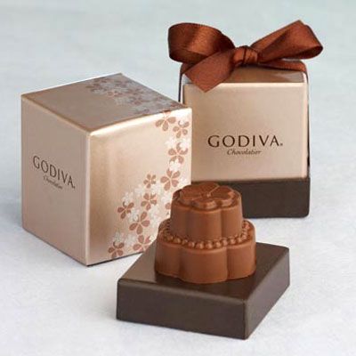 What could be more decadent and luxurious than a box of Godiva chocolates to give to your guests? Not only do these beautifully sculpted sweets (from a couture cake to a pretty petal) look good, but they sure do taste…Read more › Wedding Cake Favors, Godiva Chocolatier, Cake Favors, Godiva Chocolate, Chocolate Wedding Favors, Chocolate Wedding, Couture Cakes, Chocolate Wedding Cake, Luxury Chocolate