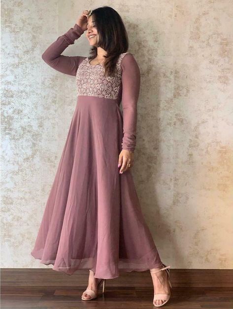 Simple Frock Design, Long Gown Design, Simple Frocks, Churidar Designs, Anarkali Dress Pattern, Simple Kurta Designs, Long Kurti, Frock For Women, Long Dress Design