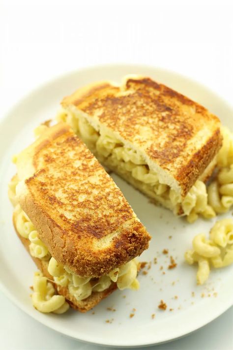 Garlic Mac and Cheese Sandwich--white cheddar macaroni and cheese is sandwiched between Texas toast bread and then slathered with garlic butter and grilled until toasty. Grilled Mac And Cheese Sandwich, Mac And Cheese Sandwich, Garlic Mac And Cheese, Texas Toast Bread, Grilled Mac And Cheese, Cheese Sandwich Recipe, Cheese Sandwich Recipes, Sandwich Restaurant, Macaroni Recipes