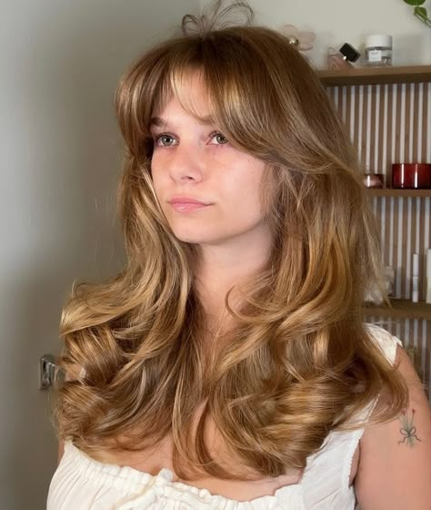 Women’s 90s Haircut, 90s Layered Hair Curly, Haircut Medium Wavy Hair, Long Curtain Bangs Long Hair Straight, Long Hair Round Layers, 90s Layers Long Hair, 90s Wavy Hair, Long 90s Layered Hair, Long Hairstyles With Layers And Bangs