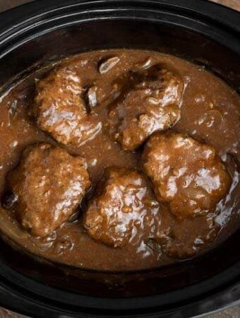 Slow Cooker Salisbury Steak is a delicious and easy to make recipe. Flavorful beef patties with tasty seasonings, cooked in a yummy brown gravy. Crock Pot Salisbury Steaks are a family favorite recipe. simplyhappyfoodie.com #salisburysteak #slowcookerbeef #crockpotbeef #slowcookerdinner Chicken Nachos Crockpot, Instant Pot Chicken Taco Soup, Salisbury Steak Crockpot, Steak With Gravy, Ground Beef Crockpot Recipes, Salisbury Steaks, Simply Happy Foodie, Crockpot Steak, Slow Cooker Salisbury Steak