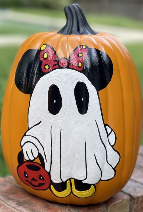 Pumpkin Painting Ideas Disney Princess, Halloweentown Pumpkin Painting, Painted Pumpkin Hocus Pocus, Pumpkin Painting Mickey Mouse, Pumpkin Painting Christmas Ideas, Cute Couple Pumpkin Painting Ideas, Cute Disney Pumpkin Painting Ideas, Cauldron Pumpkin Painting, Painting Pumpkin Contest Ideas