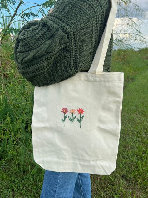 Canvas embroidered flower bad Embroidery Designs Flowers Simple, Embroidered Cross Body Bag, Embroidered Bags Diy Ideas, Embroidery On Canvas Bag, Cotton Bags Ideas, Embroidery Designs Tote Bag, Broderie Tote Bag, Decorate Tote Bag, Tote Bag Stitching