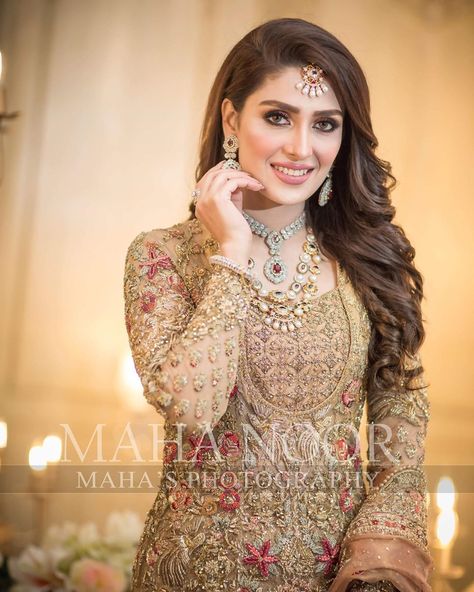 22.2k Likes, 57 Comments - Maha Wajahat Khan (@mahasphotographyofficial) on Instagram: “Gorgeous @ayezakhan.ak @alluresalonspaofficial @mahasphotographyofficial @mahawajahatkhan…” Pakistani Bridal Hairstyles, Walima Dress, Pakistani Bridal Makeup, Desi Wedding Dresses, Latest Bridal Dresses, Bridal Dresses Pakistan, Bridal Outfit, Ayeza Khan, Pakistani Dresses Casual