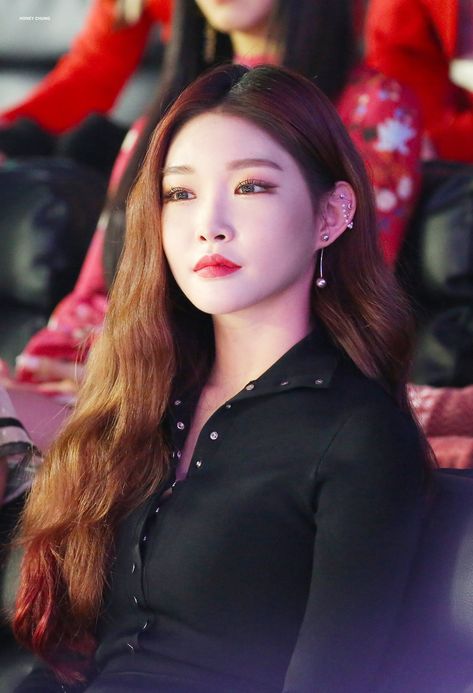 These seventeen female K-Pop idols all have gorgeous piercings, it'll make you want to get one too! Kim Chungha, Face Piercings, Facial Piercings, Eyebrow Piercing, Lip Piercing, Cosmic Girls, Kpop Girl Groups, Kpop Idol, Korean Girl