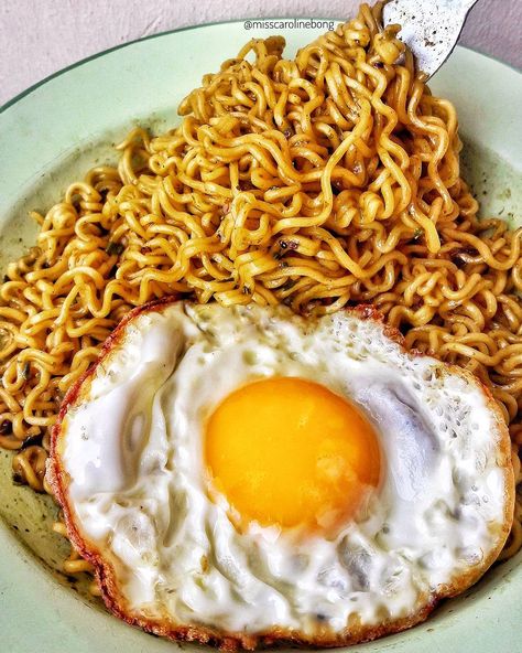 2,213 Likes, 24 Comments - Ms. Caroline Bong (@misscarolinebong) on Instagram: “Indomie Goreng for LYFE 🍝🍝🍝 #morningbooster #indomiegoreng” Asian Candy, Girl Goals, Cup Noodles, Fried Egg, Korean Food, Yummy Dinners, Good Eats, Vegan Vegetarian, Noodles