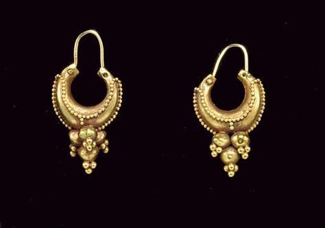 A PAIR OF ROMAN OR PARTHIAN GOLD EARRINGS  CIRCA 2ND CENTURY A.D.  Each boat-shaped, tapering at the ends to wires that form the closure, ornamented with rows of granules outlining the hoop, with a rigid pendant below composed of a cluster of four hollow spheres, each terminating in a pyramid of granules Ancient Roman Jewelry, Chanel Ring, Ancient Jewels, Roman Jewelry, The Bling Ring, Ancient Jewellery, Historical Jewellery, Precious Jewels, Ancient Jewelry