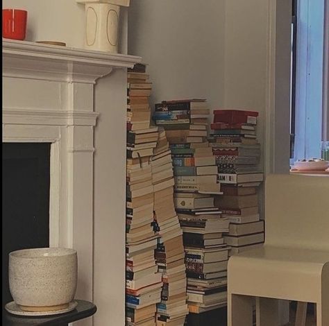 Books On The Floor Aesthetic, Books In Bedroom, Bookworm Bedroom, Book Piles, Pile Of Books, Book Room, Book Organization, Stack Of Books, Bedroom Aesthetic