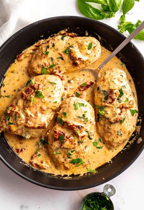 Chicken Recipes With Heavy Cream, Recipes With Heavy Cream, Keto Chicken Recipes, Sun Dried Tomato Sauce, Tuscan Garlic Chicken, Tomato Chicken, Boiled Egg Diet Plan, Tuscan Chicken, Fettuccine Alfredo