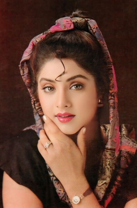 Old Actress Bollywood, Divya Bharti Hd Photo, Divya Bharti Hd Wallpaper, Divya Bharti Full Hd Photo, Danish Bhai, Divya Bharti, Bollywood Beautiful, Bollywood Makeup, Drawing Portraits