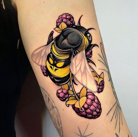 Amazing 3d Tattoos, Animal Sleeve Tattoo, American Traditional Tattoo Ideas, Traditional Tattoo Ideas, Insect Tattoo, Bug Tattoo, Arm Band Tattoo, Painting Tattoo, Bee Tattoo