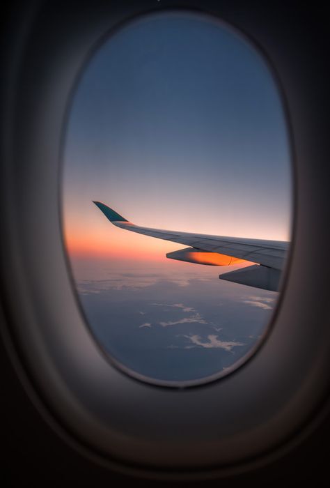 Silhouette wing of an airplane at sunris... | Premium Photo #Freepik #photo #travel #light #nature #blue Plane Wing, Gauche Painting, Dark Brown Hair Balayage, Airplane Aesthetic, Airplane Wing, Cabin Windows, Airplane Window, Brown Hair Balayage, Hair Balayage