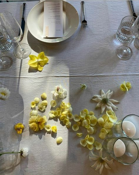 Gorgeous Tablescapes, Flowers On Table, Unique Table Decor, Floral Tablescape, Modern Wedding Decor, Table Setting Inspiration, Garden Wedding Decorations, Wedding Place Settings, Spring Wedding Flowers