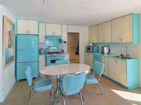 26 Retro Fridges for Modern Kitchen Design | http://www.littlepieceofme.com/kitchen/retro-fridges-for-modern-kitchen-design/ Jazz House, Floor Chairs, Fancy Furniture, Cocina Shabby Chic, 1950s Kitchen, Turquoise Kitchen, Kitchen Retro, Retro Fridge, Country Stuff