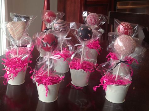 Cake pop party favors Cake Pop Basket, Cake Pop Table Display, Cake Pop Wrapping Ideas, Cake Pop Party, Donut Bouquet, Cake Pop Bouquet, Pop Party, Pop Cake, Pop Ideas