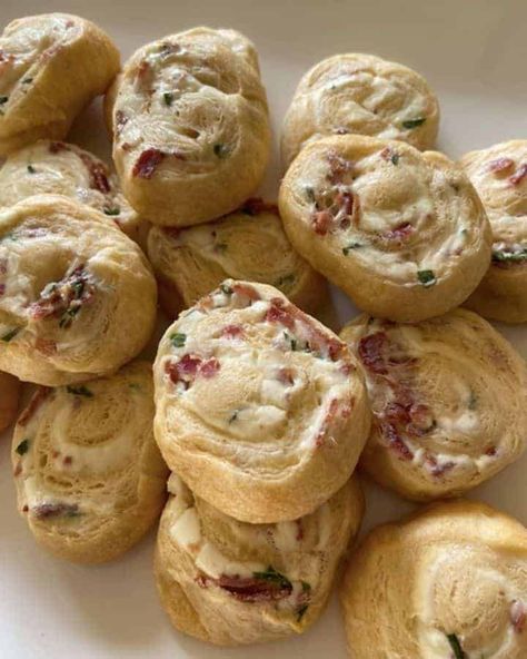 These little bacon cream cheese crescent rolls are so simple to make, have minimal ingredients, and are packed with flavor! This recipe is part of our holiday traditions, especially during cold weather months, when a couple extra pounds never hurt anyone. #appetizerideas #baconrecipes #thanksgivingappetizers #christmasappetizers #holidaycooking #holidayappetizers Bacon Crescent Rolls, Holiday Appitizers, Pinwheel Appetizers Easy, Pinwheel Appetizer, Crescent Roll Appetizers, Quick Appetizer, Cream Cheese Crescent Rolls, Pinwheel Appetizers, Cheese Crescent Rolls