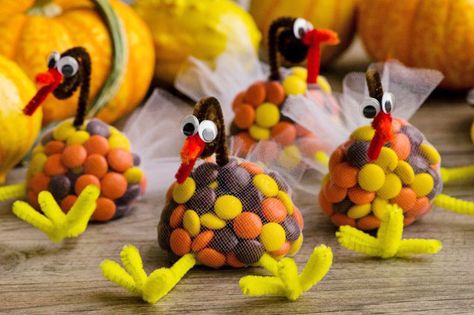 Love this cute Thanksgiving craft idea! These Thanksgiving candy turkey treats are so much fun to make with the kids. Perfect for class treats or the Thanksgiving table! #thanksgivingideas #thanksgivingcrafts #turkeytreats #thanksgivingtreats #thanksgivingtablescape November Crafts For Kids, Thanksgiving Table Favors, Candy Turkeys, Thanksgiving Turkey Treats, Easy Thanksgiving Turkey, Class Treats, Pallets Projects, Easy Diy Thanksgiving, Thanksgiving Candy