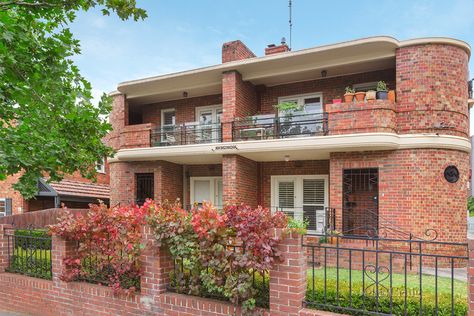 Mid Century Apartment Building Exterior, Retro House Exterior, Retro Buildings, 1940s Apartment, Apartment Building Exterior, Character House, Mid Century Apartment, Retro House, Apartment Exterior