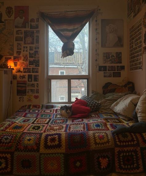 Cozy Single Bed, Book Filled Bedroom, Bedroom One Window, Twee Room, Maxamilist Bedroom, 60s Room Aesthetic, 90s Teen Bedroom, Europe Bedroom, Cluttered Room