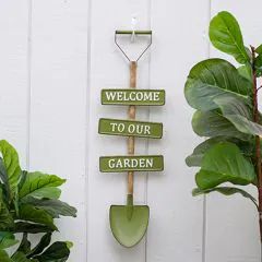 Garden Tools Decor, Old Garden Tools, Farmhouse Garden, Garden Quotes, Garden Crafts Diy, Garden Signs, Antique Farmhouse, Gardening Fork, Farmhouse Style Decorating