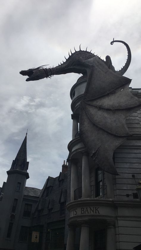 Harry Potter Locations, Harry Potter Dragon, Harry Potter Friends, Hogwarts Aesthetic, Universal Studios Florida, Slytherin Aesthetic, Harry Potter 2, Diagon Alley, Harry Potter Wallpaper