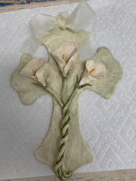 Done in Avocado then clear glazed stem and flowers, left the cross natural Clay Crosses Diy, Air Dry Clay Cross, Handbuilt Pottery, Ceramic Pinch Pots, Clay Cross, Ceramic Crosses, Diy Gift Set, Easter Religious, Pottery Handbuilding