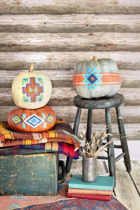 20 Last-Minute Ideas For Decorating Your Home With Pumpkins Creative Pumpkin Decorating, Creative Pumpkin Painting, No Carve Pumpkin Decorating, Pumpkin Display, Boho Halloween, Halloween Pumpkins Painted, Creative Pumpkins, Autumn Display, Pumpkin Halloween Decorations