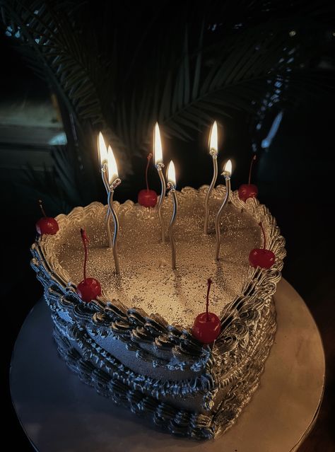 Silver Birthday Cake Aesthetic, 27 Golden Birthday Ideas, Metallic Birthday Cake, Chrome Birthday Cake, Silver Birthday Aesthetic, Silver Cake Ideas Birthdays, Chrome Party Theme, Silver Bday Cake, Stargirl Birthday Cake