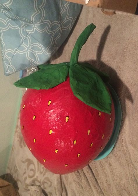 My paper mâché strawberry . Made over a balloon, painted with acrylic and then Mod poged for water resistance. Stem & leaves were made from paper mâchéd tin foil. Paper Mache Balloon Ideas, Paper Mache Apple, Paper Mache Strawberry, Ballon Paper Mache Ideas, Paper Mache Food Sculpture, Paper Mache With Baloon, Paper Mache Balloon, Mascara Papel Mache, Papiye Mashe Papier Mache