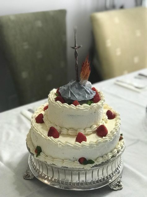 Dnd Grooms Cake, Wedding Cake Gamer, Grooms Cake Gamer, Nerd Wedding Cake, Funny Wedding Cake Toppers Video Games, Geeky Wedding, Grooms Cake, Dark Souls, Wedding Stuff