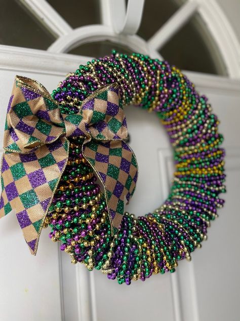 Mardi Gras Decorations Ideas, Mardi Gras Wreaths, Purple Wreaths, Mardi Gras Diy, Mardi Gras Party Decorations, Bead Wreath, Mardi Gras Crafts, Mardi Gra, Mardi Gras Wreath