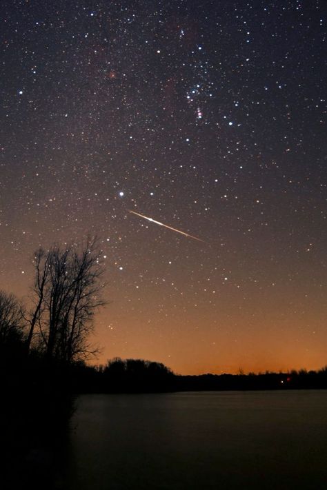 Leonid meteor shower is building to a peak | Tonight | EarthSky Leonid Meteor Shower, Leo Constellation, Cute Blue Wallpaper, Lining Up, Vantage Point, Atmospheric Phenomenon, Thursday Morning, Dark Sky, Meteor Shower