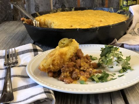 Ranch Beans, Beef and Cornbread Casserole Rancho Beans, Beef Cornbread Casserole, Ranch Beans, Jiffy Cornbread Recipes, Easy Comfort Food Dinners, Beans And Cornbread, Bread Toppings, Chili And Cornbread, Cornbread Casserole