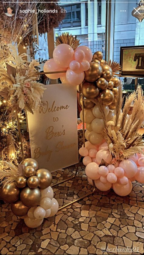 Gold Centerpieces Quinceanera, Pink Gold Quinceanera Decorations, Luxury Quinceanera Party, Rose Gold Xv Decorations, Rose Gold 15 Decorations, Brown Sweet 16, Gold Quinceanera Theme, Sweet Sixteen Party Themes, Centerpieces Quinceanera