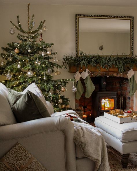 What Christmas looks like at ours 🏠🎄 #christmas #christmasmood #christmasdecor #countrylife #countrycottage #cottagelife #christmastime #christmasdecorating #christmasnostalgia #nostalgia #festiveseason #cosychristmas #cosyhome #winterhome #countryliving #christmashome #christmastree Aesthetic Christmas Living Room, Christmas Living Room Aesthetic, Living Room Decor Small Spaces, Mood Excited, Room Decor Small Spaces, Christmas Living Room Decor Cozy, Living Room Ideas Christmas, Modern Christmas Living Room, Room Ideas Christmas