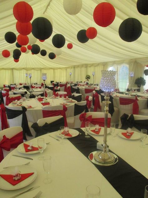 our manchester united colour scheme wedding Manchester United Party Decorations, Manchester United Theme Party Decor, Manchester United Bedroom Ideas, Manchester United Party, Manchester United Birthday Invitation, Manchester United Theme Cake, 50th Birthday Centerpieces, Football Wedding, Birthday Centerpieces