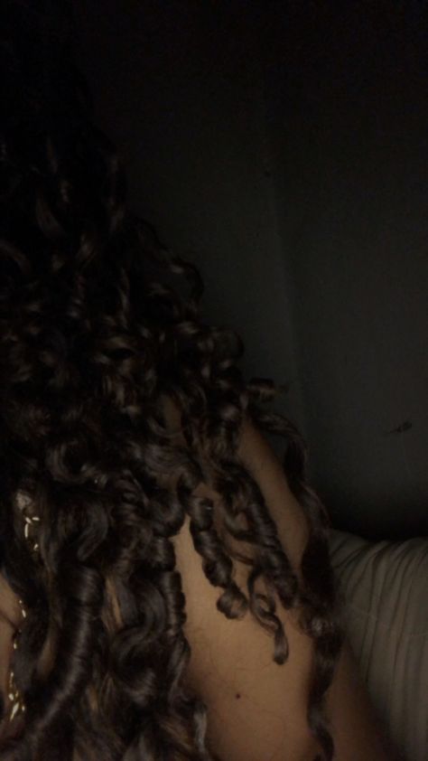 Faceless Pics Curly Hair, Curlyhead Girl, Curly Hair Girl Pfp, Curly Hair Pfp, Curly Hair Latina, Curly 3b, 3b Hair, Hair Mirror, Risky Pictures